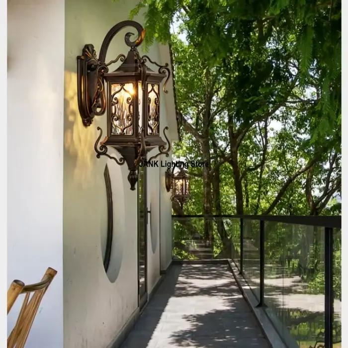 Appliques murales extérieures contemporaines pour entrées, allées de jardin et balcons luminisés