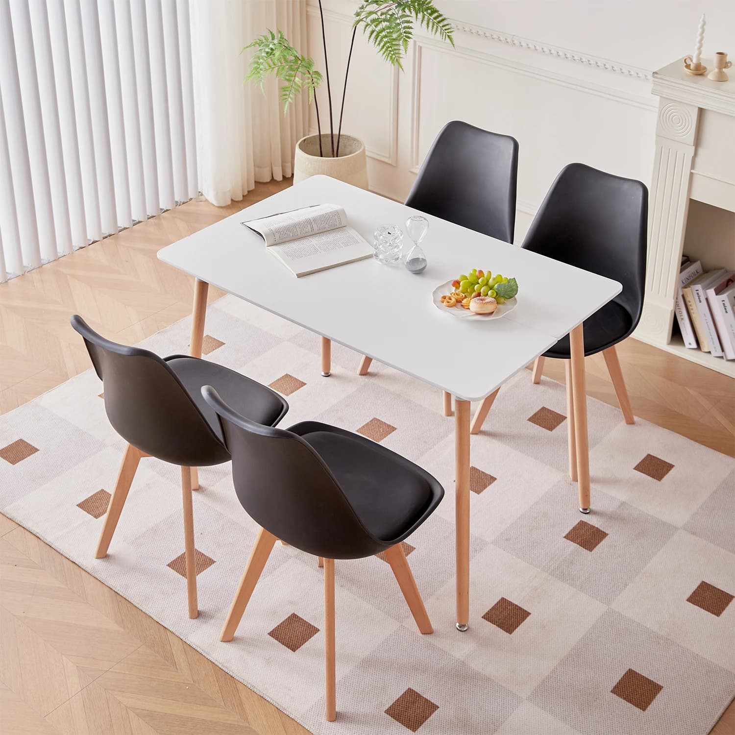 Un ensemble de 2/4/6 chaises de salle à manger du milieu du siècle, chaise longue en plastique de St