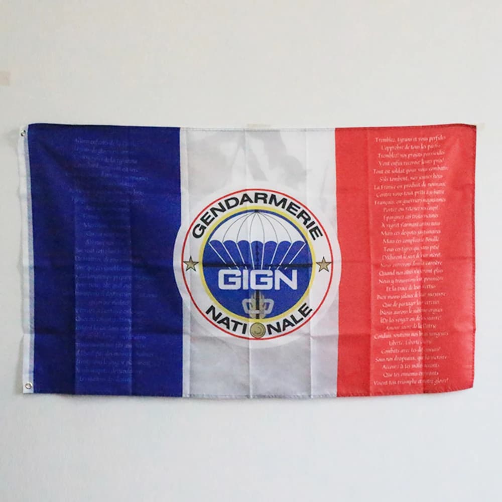 Drapeau de la France avec l'anthème national de Marseille et les bras de GIGN Gendarmerie Nationale 