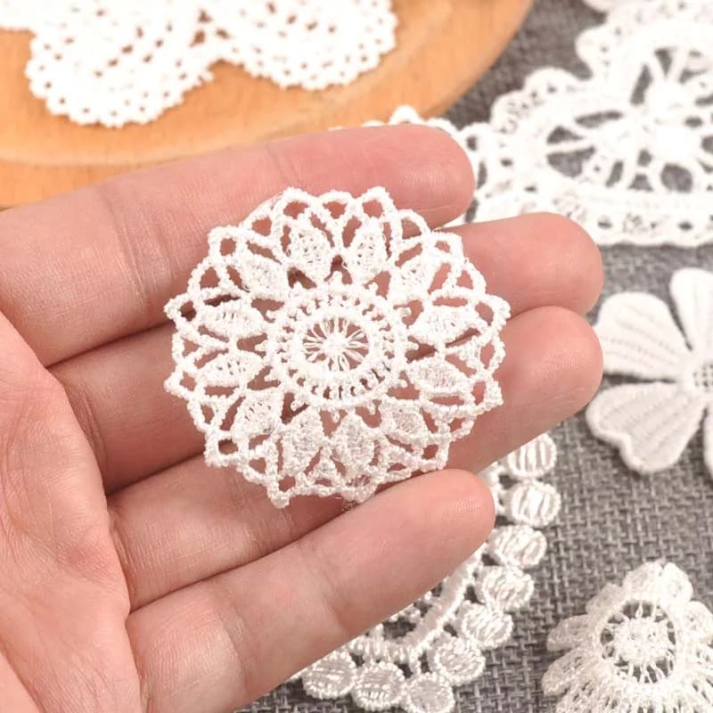 Garniture en maille avec appliques en dentelle blanche, fleur pour coudre sur tissu Guipure, fournit