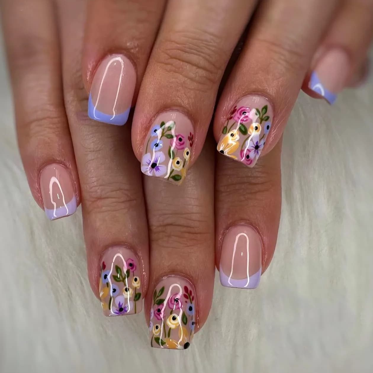 24 faux ongles courts carrés à presser avec motif floral simple pour femme, réutilisables, couvertur