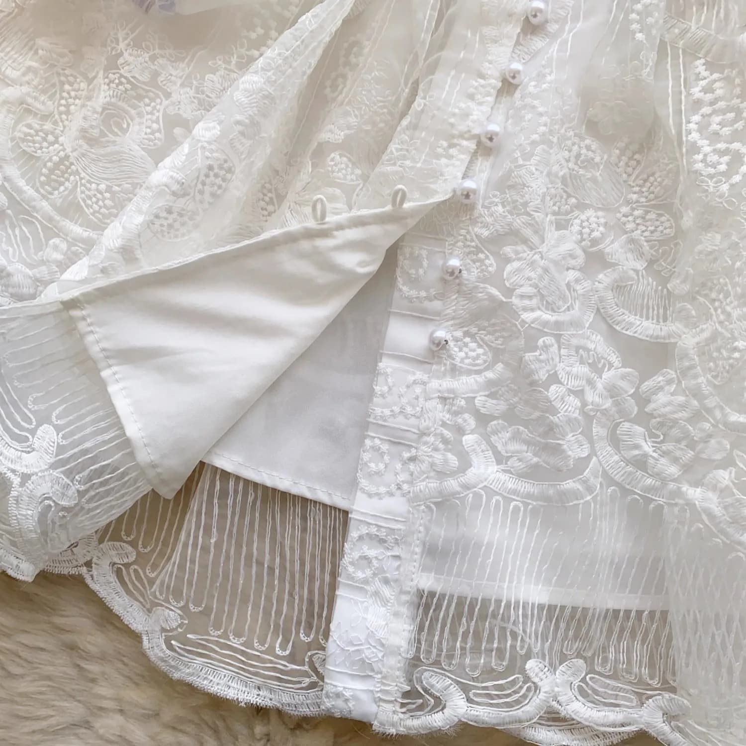 Robe en dentelle blanche française pour femme, broderie de fleurs, coutures en maille, boutons de pe