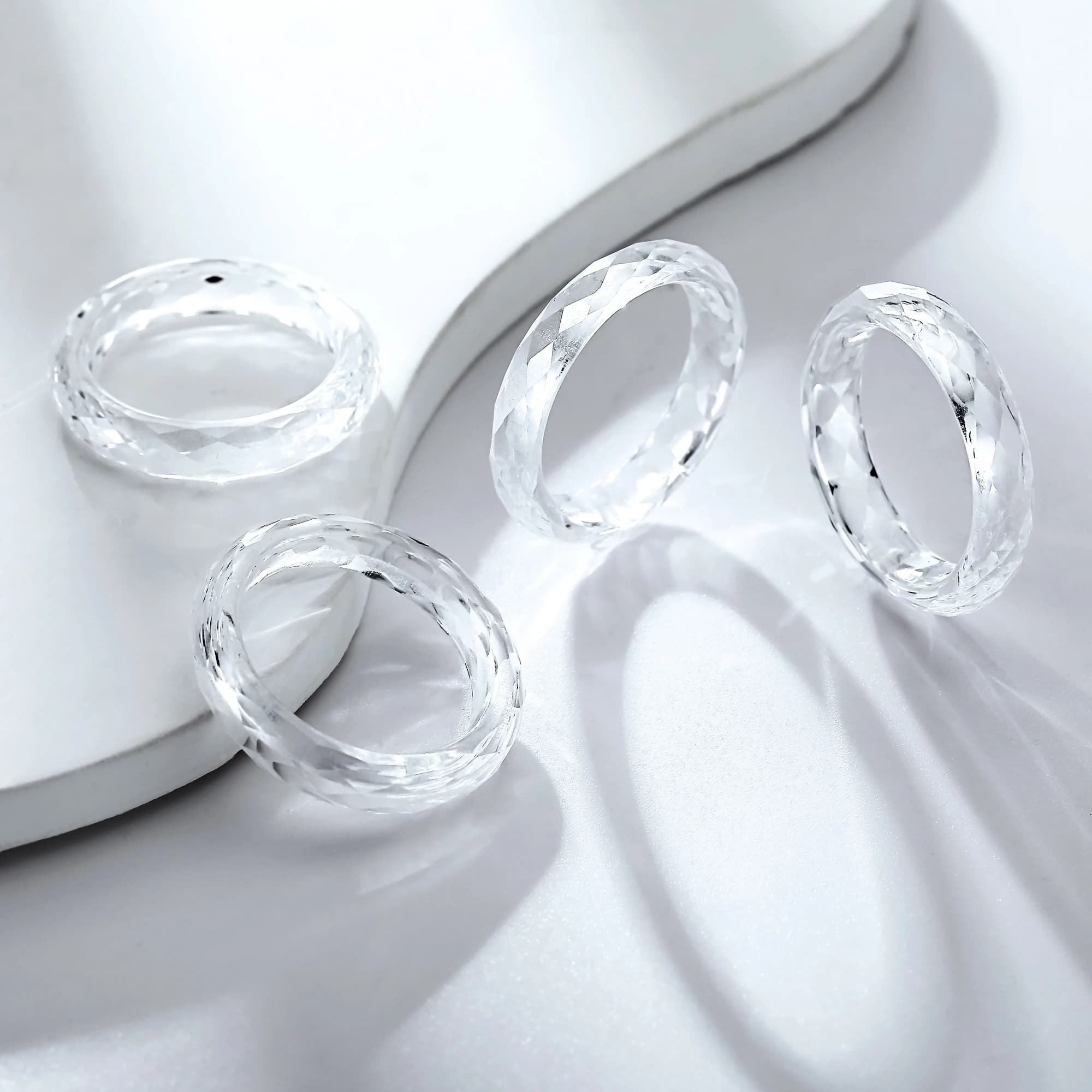 Eme jewe Bague en saphir blanc cultivé en laboratoire adaptée à un usage quotidien.