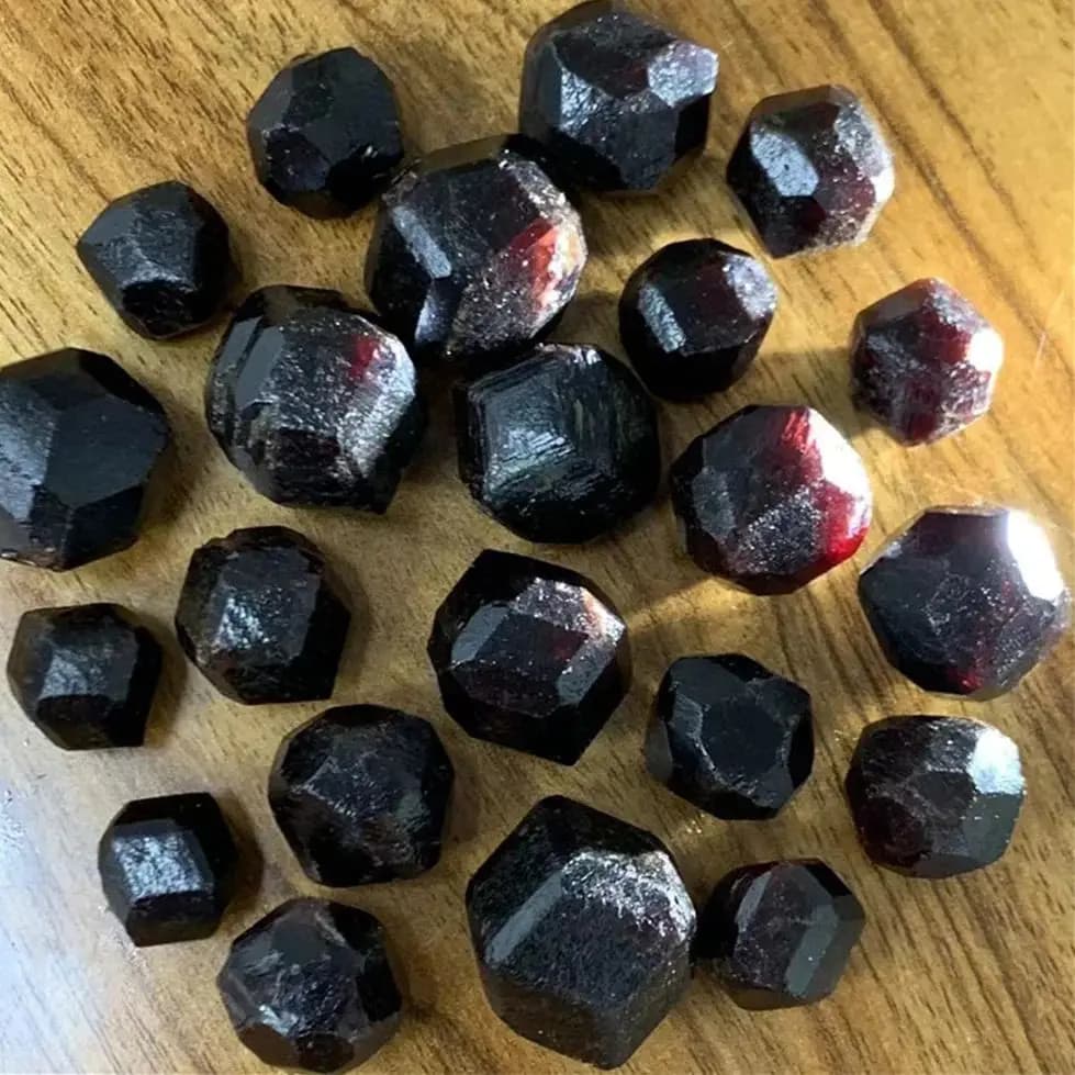 Cristal de grenat rouge naturel pierre brute pierre précieuse originale minérale pierres brutes spéc
