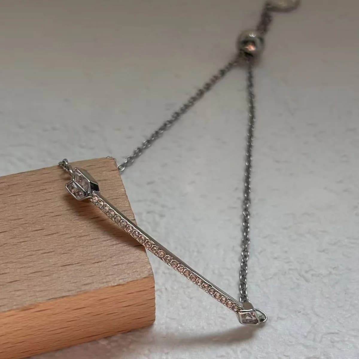 Nouvel ensemble de bijoux raffinés 2026 : Boucles d'oreilles flèche en or et cristal, collier, boucl