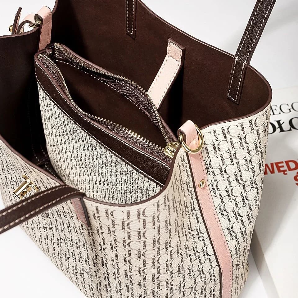 Sac fourre-tout CH Exquisite Monogram avec accroche-cadenas, bretelles de qualité supérieure, coutur