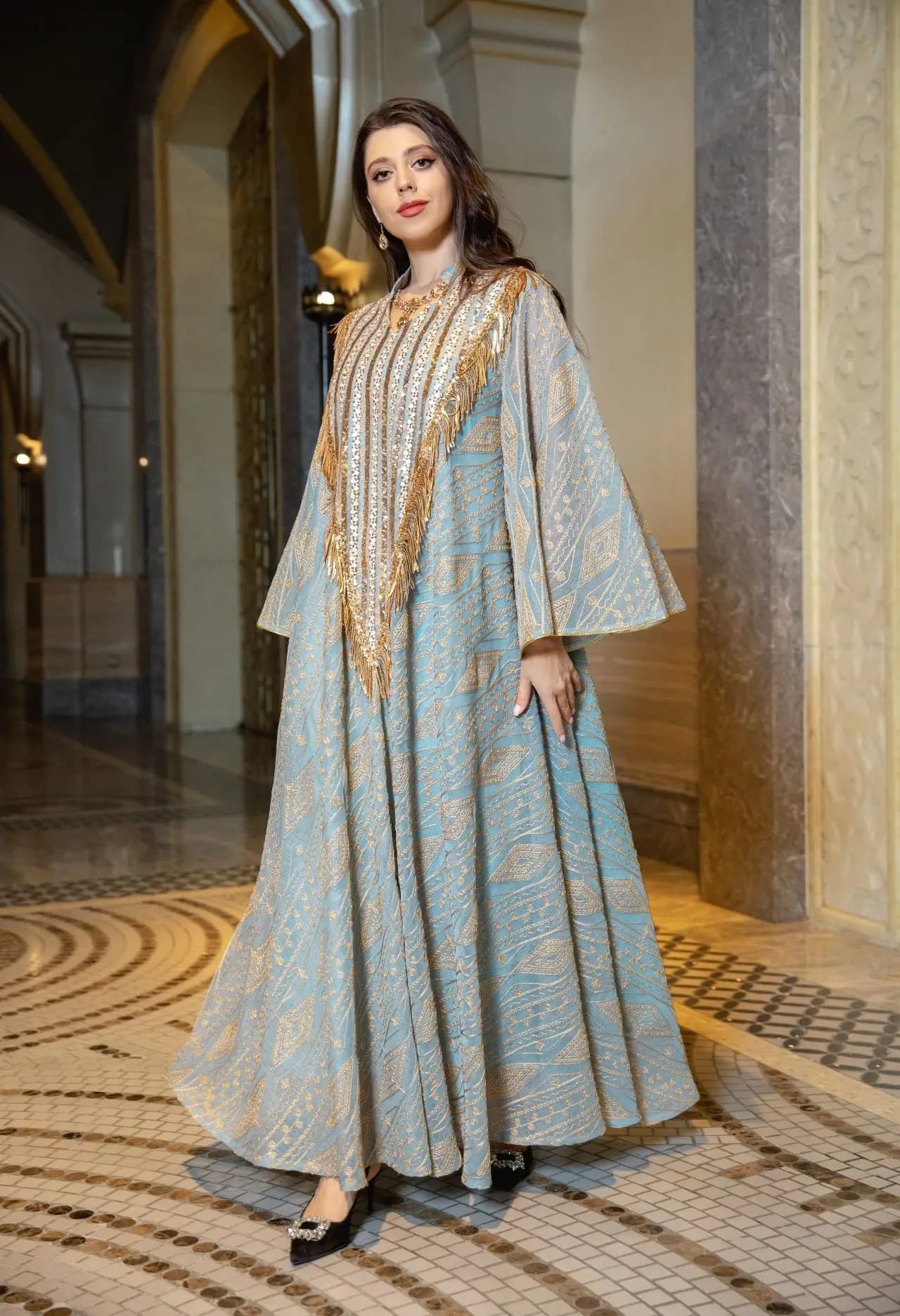 Abaya musulman de luxe de Style dubaï, vert clair avec des embellissements de paillettes dorées et b
