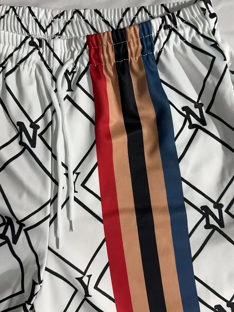 Le nouvel ensemble pour hommes pour le printemps et l'automne 2025 présente une impression de motifs