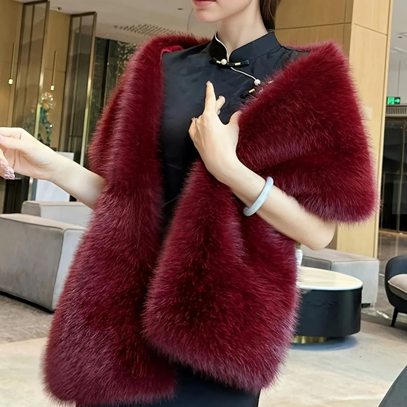 Un châle de mode pour femmes en fausse fourrure de renard en polyester fait à la main pour les maria
