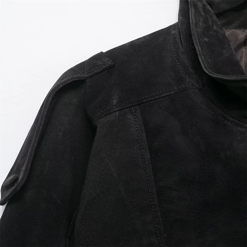 Blouson biker pour femme en cuir texturé gris foncé, avec col montant boutonné asymétrique, ourlet é