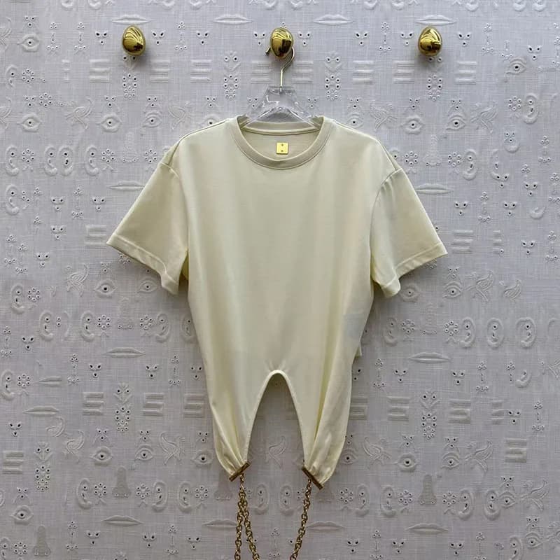 T-shirt asymétrique à col rond et manches courtes pour femme, orné de chaînes, décontracté et de hau
