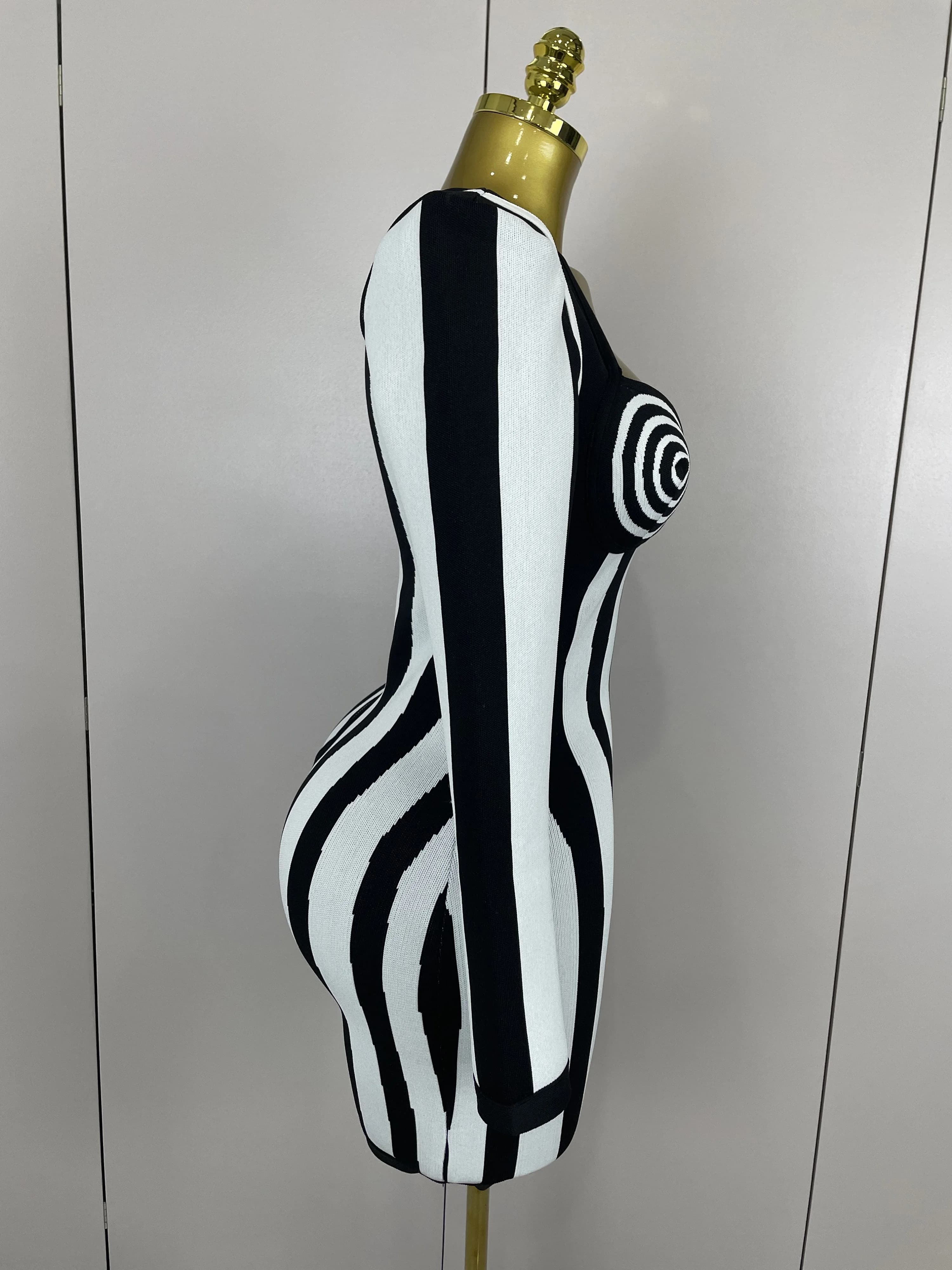 2025 luxe Sexy à manches longues rayure noir blanc Mini robe de pansement femmes tricoté célébrité é