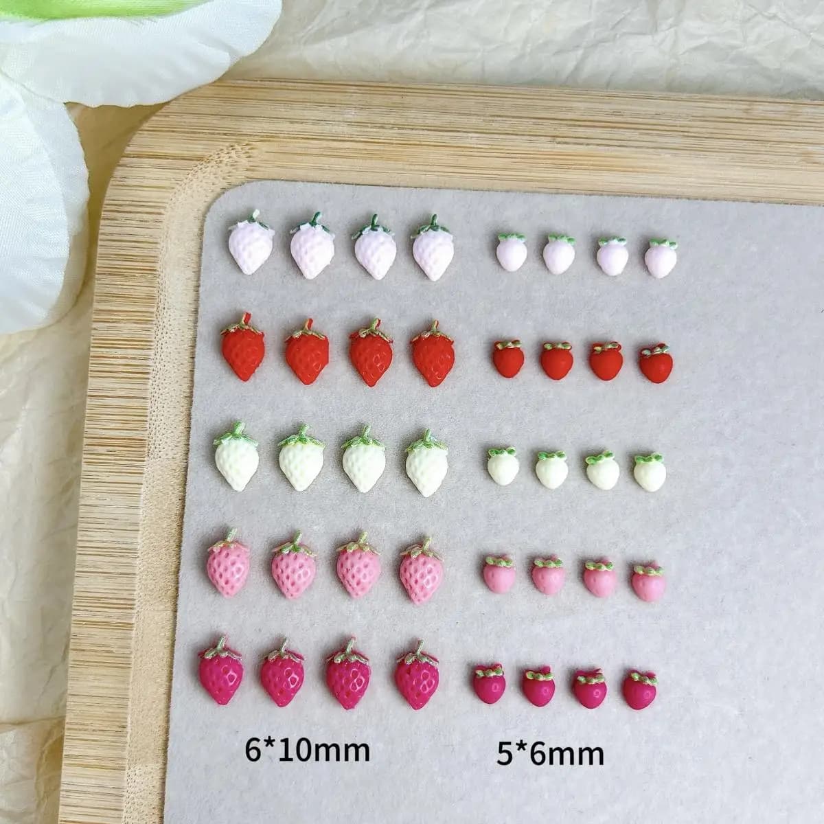 50 pièces mignon dessin animé résine fraise Nail Art décorations accessoires 5 couleurs Mini fraise 