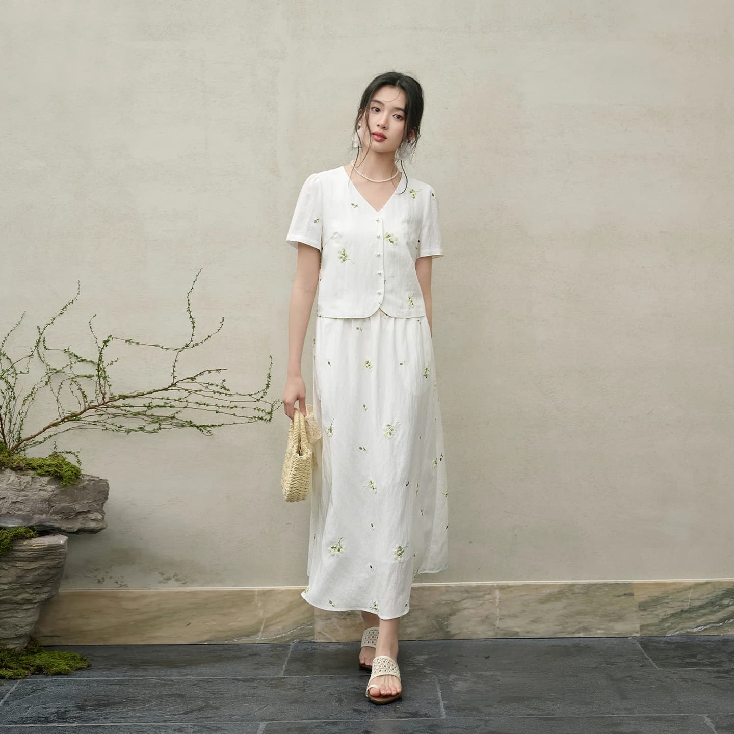 Ensemble deux pièces brodé floral SENTUBILA pour femme, haut court à col en V avec boutons nacrés et