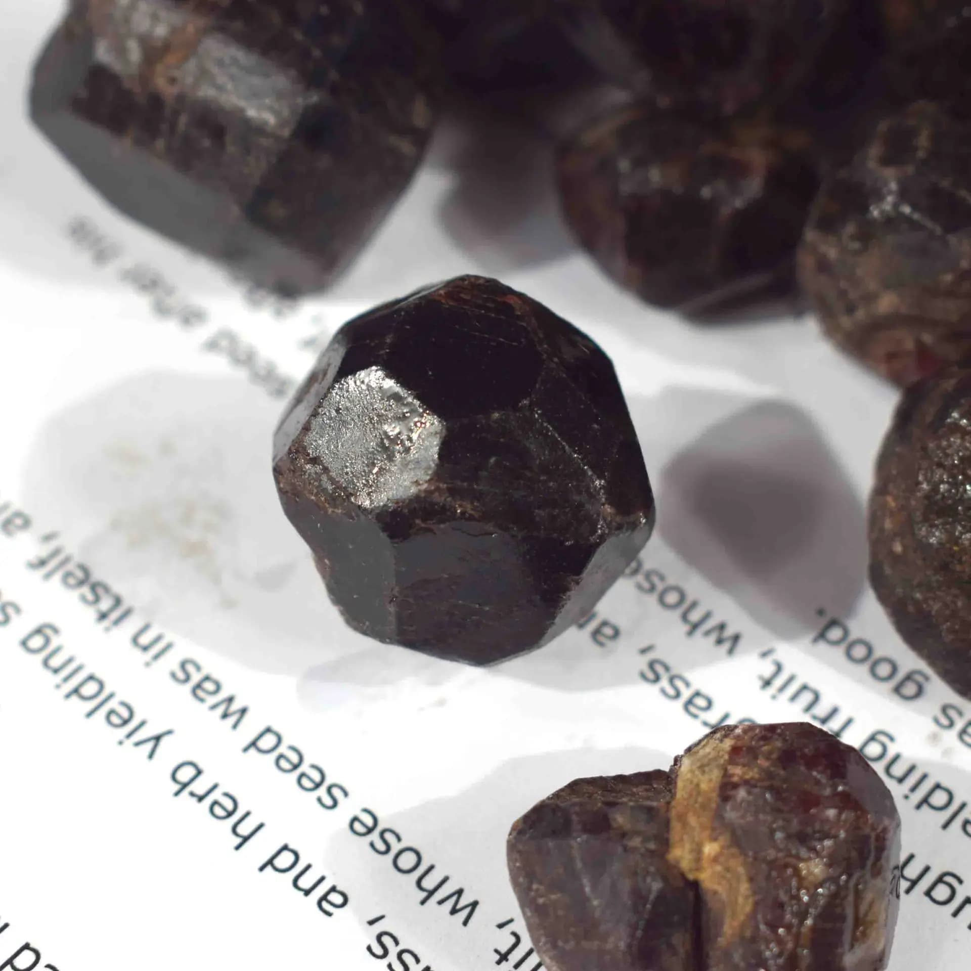 Cristal de grenat rouge naturel pierre brute pierre précieuse originale minérale pierres brutes spéc