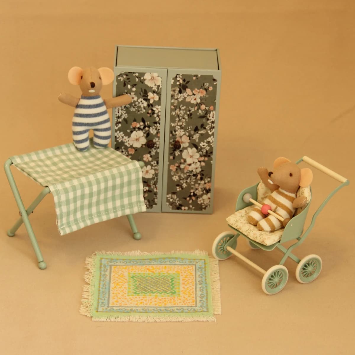 Poussette miniature de simulation 1:12 en rose lotus et vert clair, idéale pour la décoration de mai