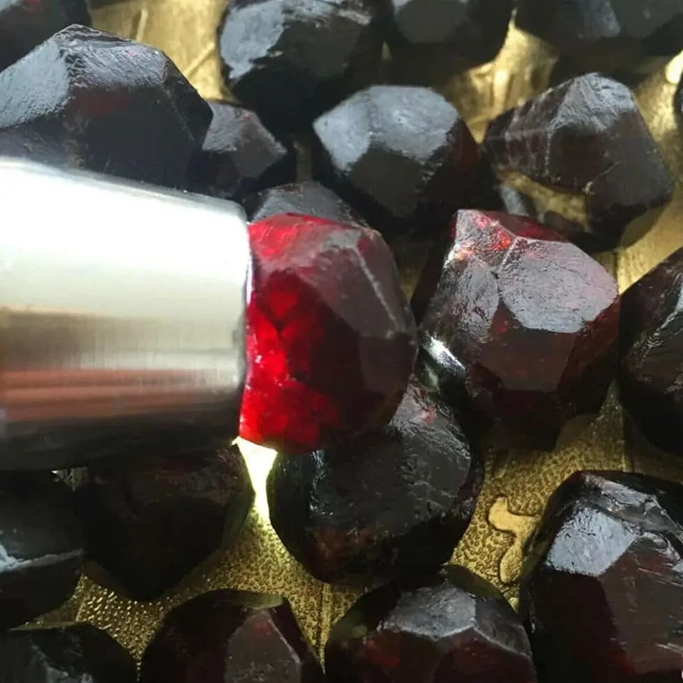 Cristal de grenat rouge naturel pierre brute pierre précieuse originale minérale pierres brutes spéc