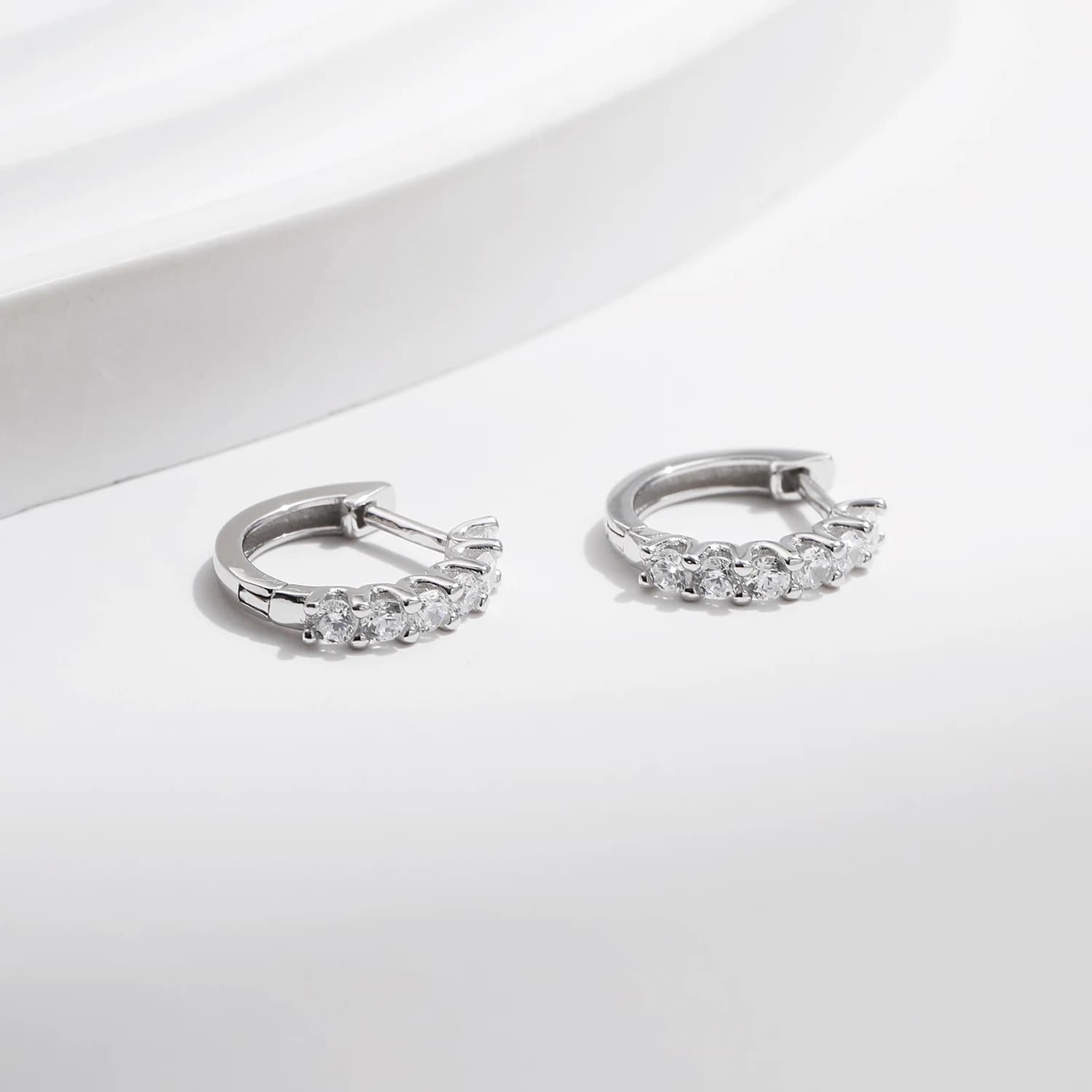 MODIAN D couleur Moissanite petites boucles d'oreilles en argent Sterling 925 creux scintillant bouc