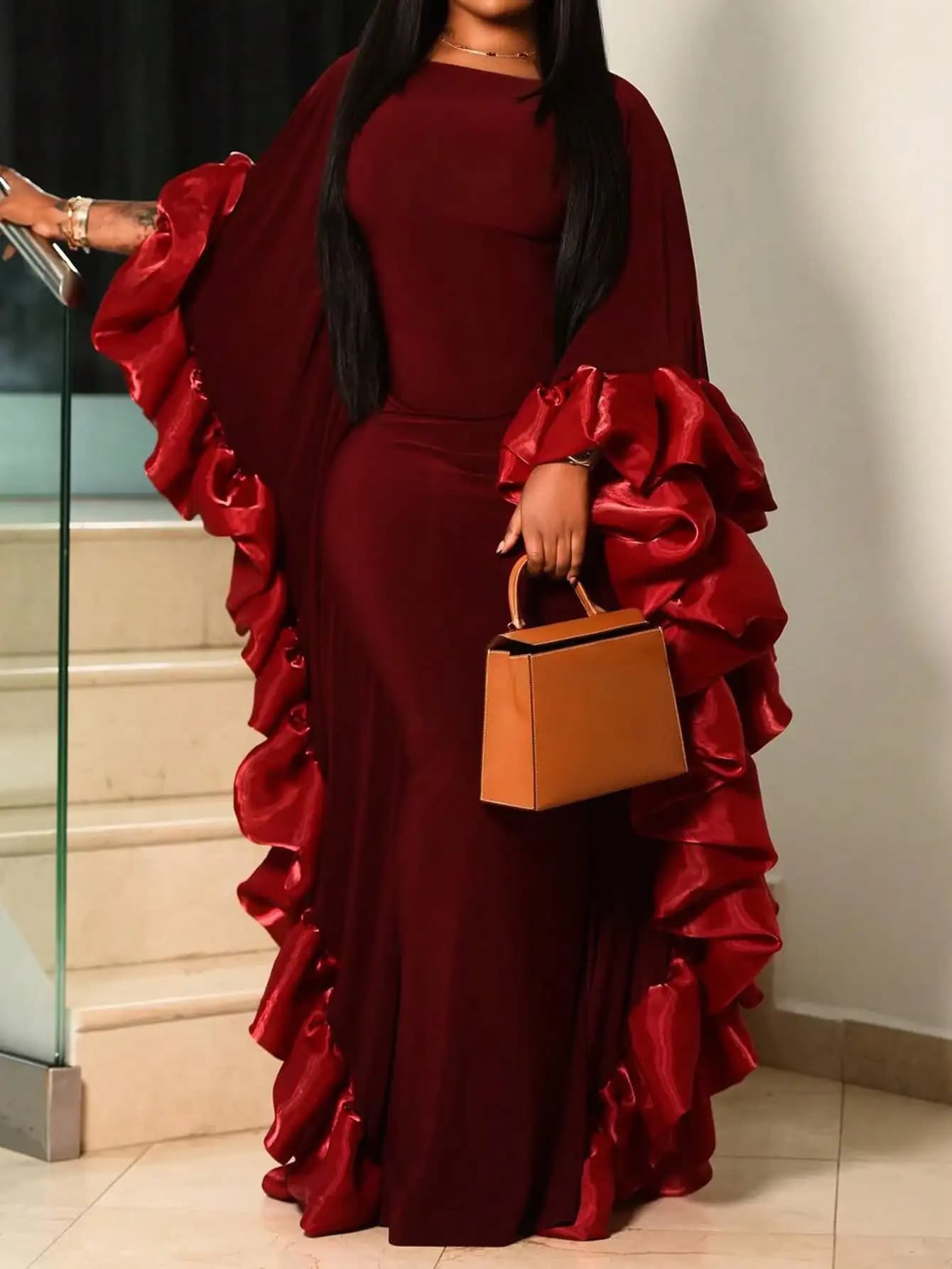 Robe de soirée asymétrique bordeaux unie à manches volantées et détails plissés