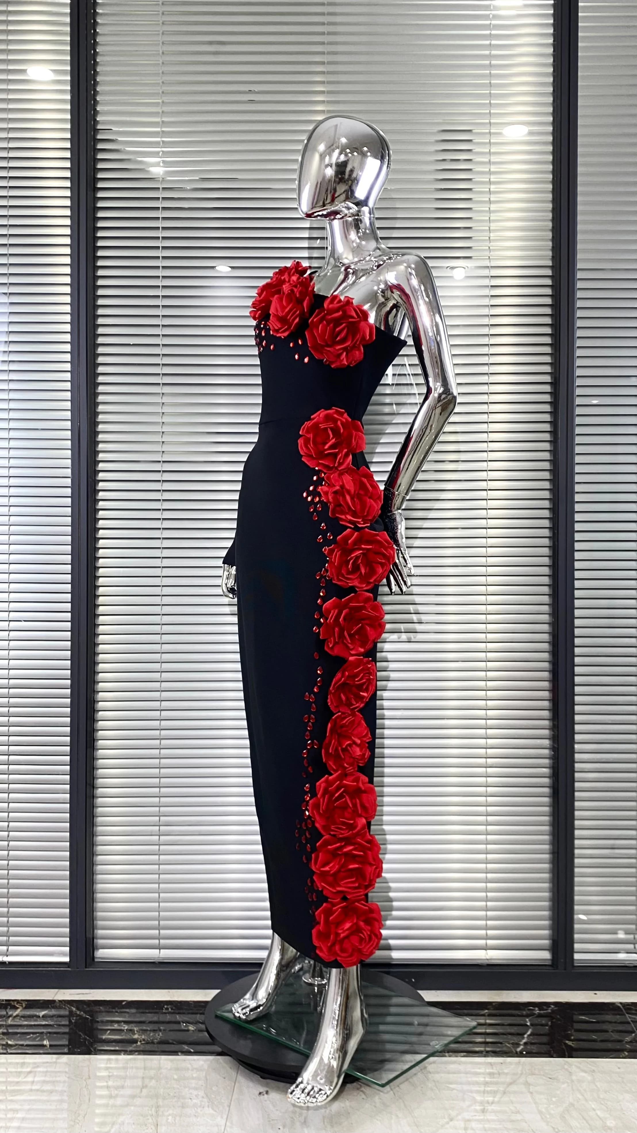 2025 nouvelles fleurs rouges brillant diamants Sexy épaule Oblique noir robe de pansement femme robe