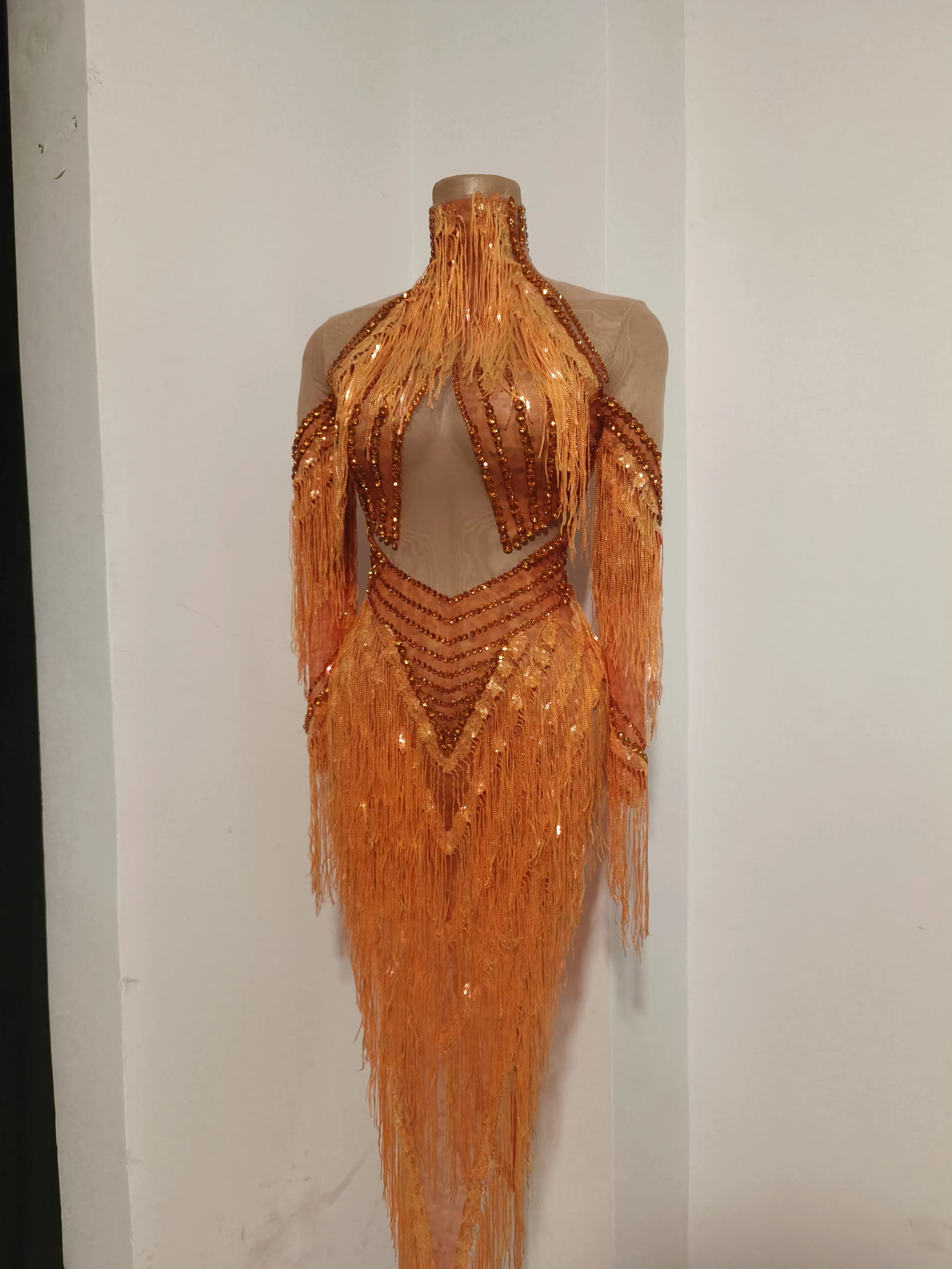 Robe transparente en maille à manches longues avec pompons orange et diamants scintillants pour femm