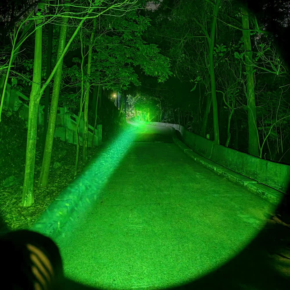 Convoi C8 Plus avec KP CSLNM1.F1 lampe torche à lumière verte EDC Linterna Led 18650 Latarka puissan