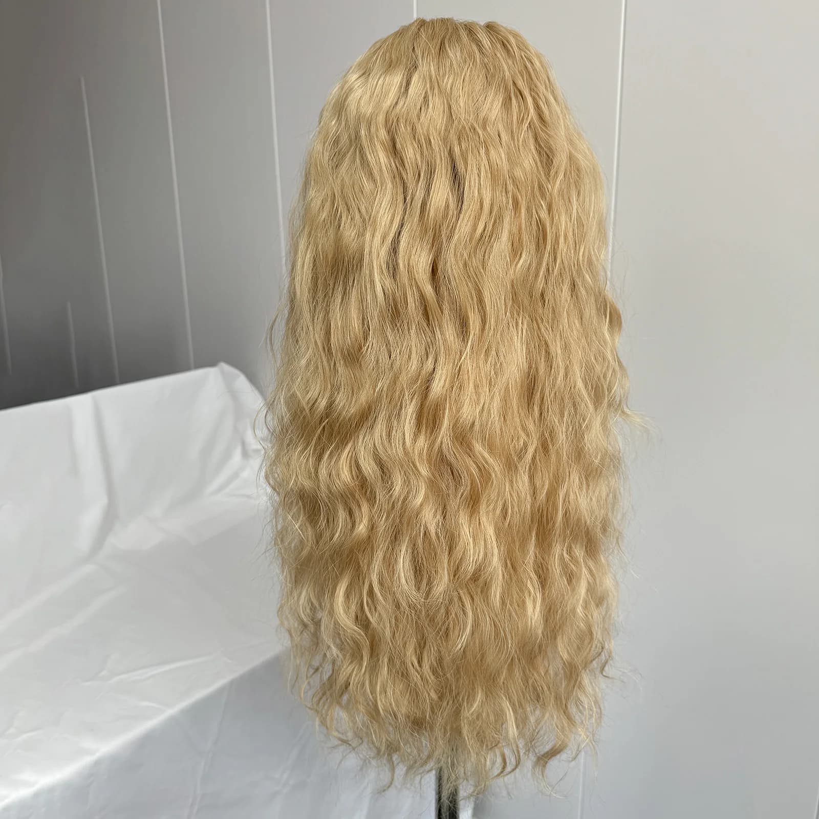 Perruques à lacet frontal 13X4 longues et bouclées, ondulées naturellement, avec mèches blondes, pou