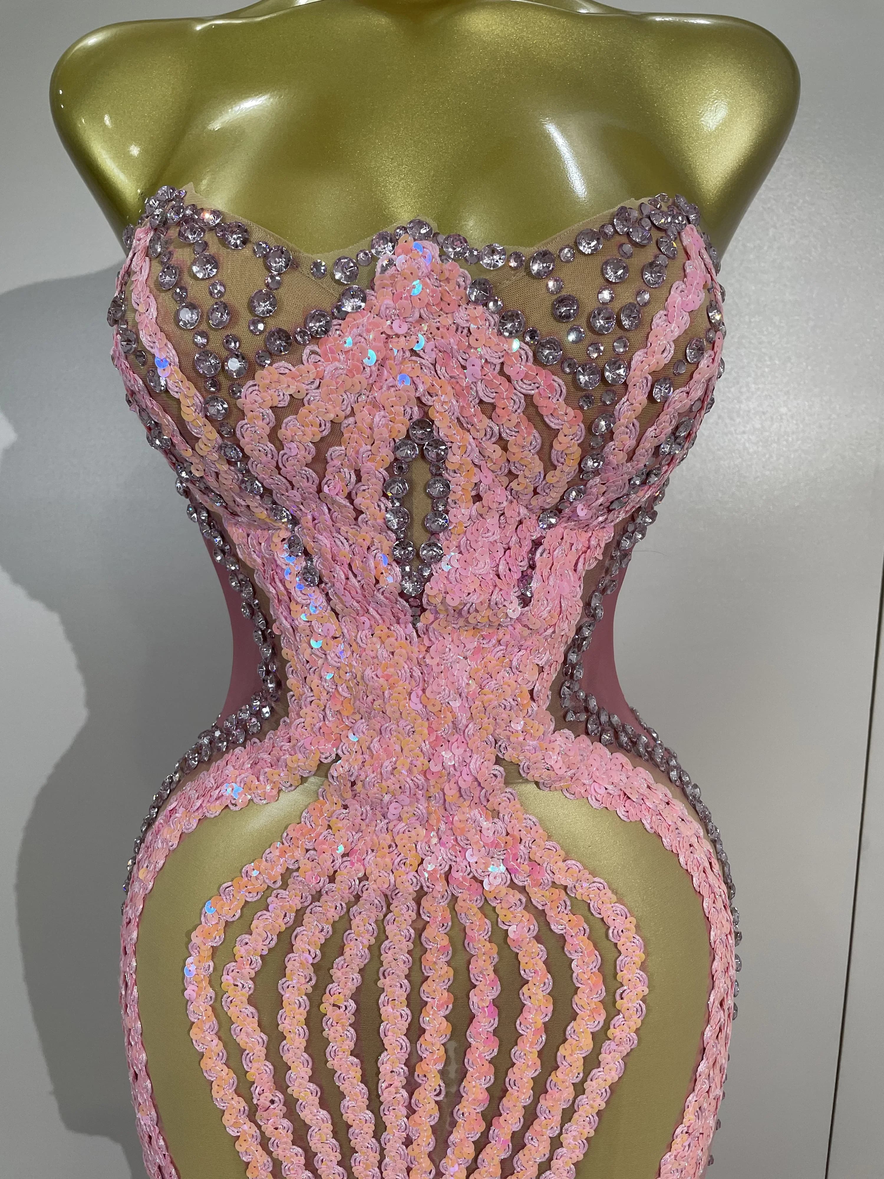 Robe longue sexy scintillante rose avec strass et paillettes, sans bretelles, en maille transparente