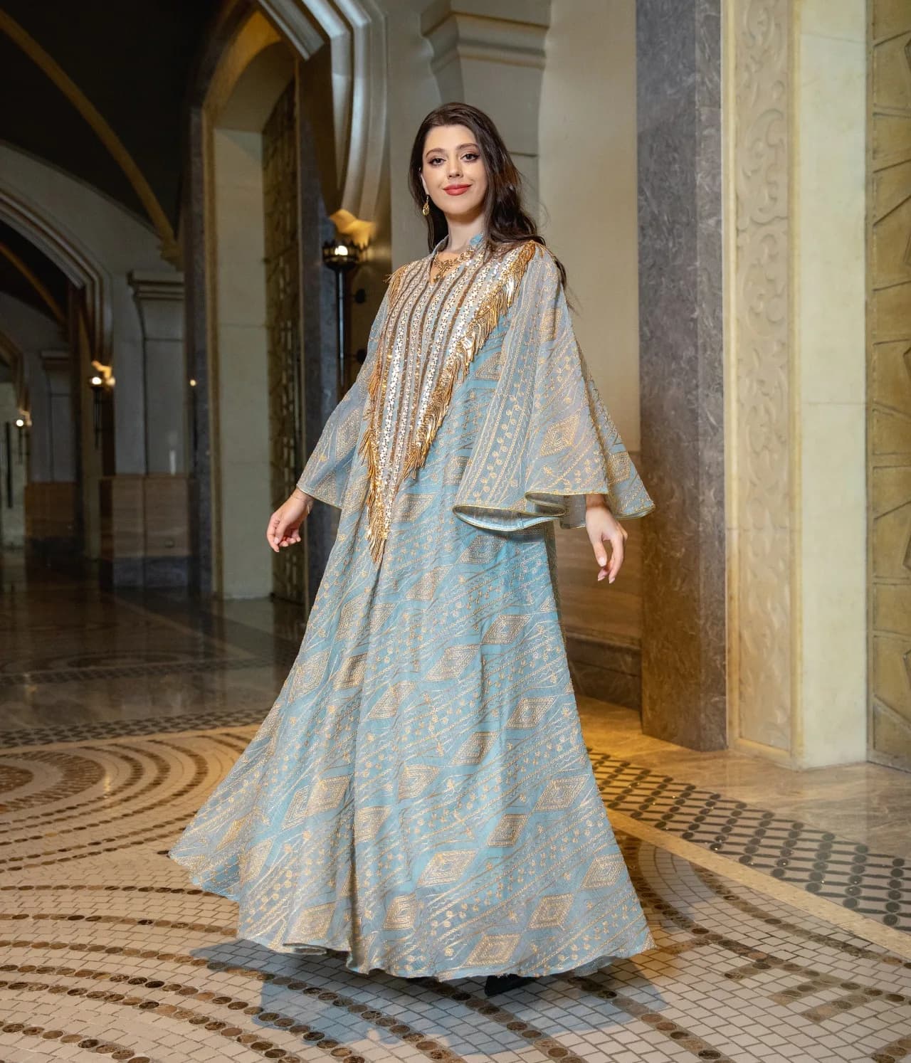 Abaya musulman de luxe de Style dubaï, vert clair avec des embellissements de paillettes dorées et b
