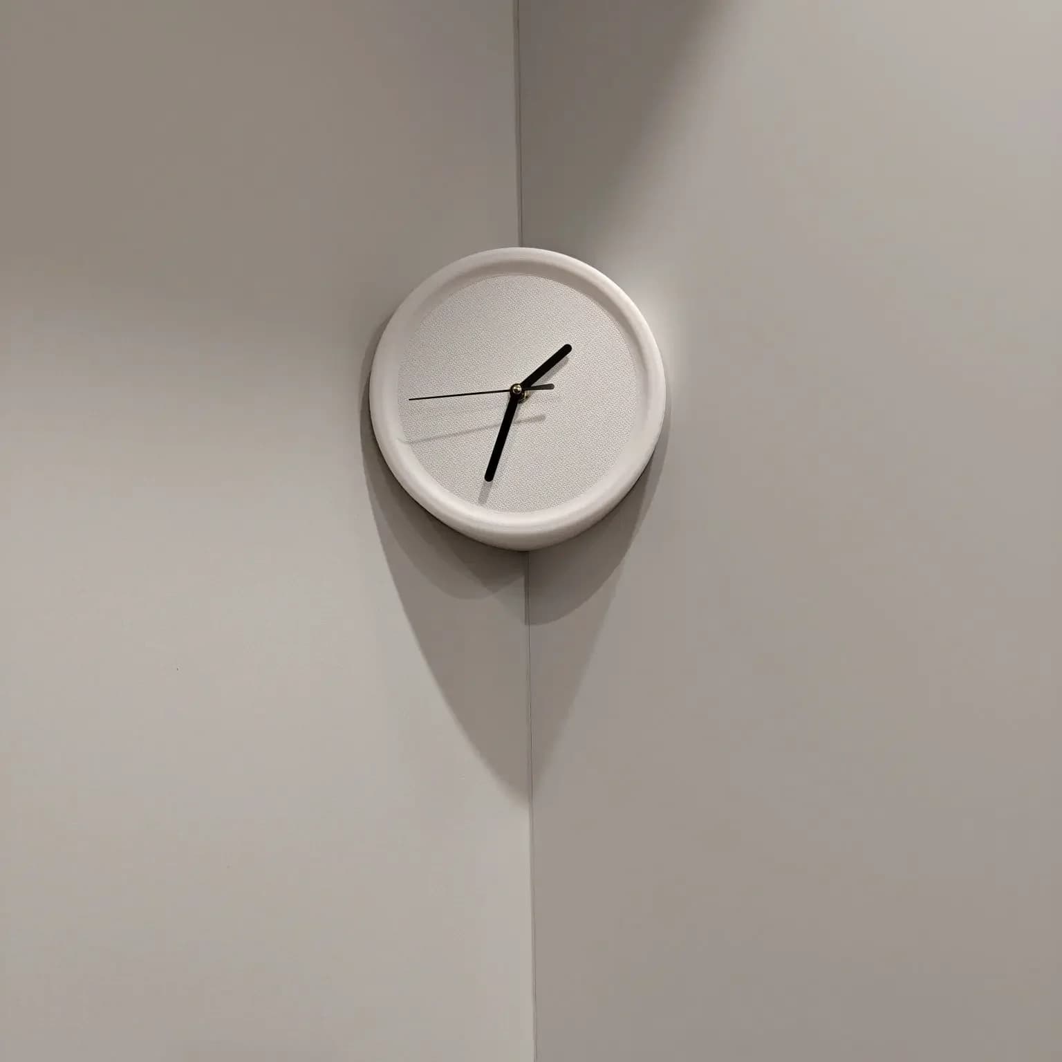 Horloge murale d'angle sans perçage, design artistique et scientifique, silencieuse, pour salon, bur