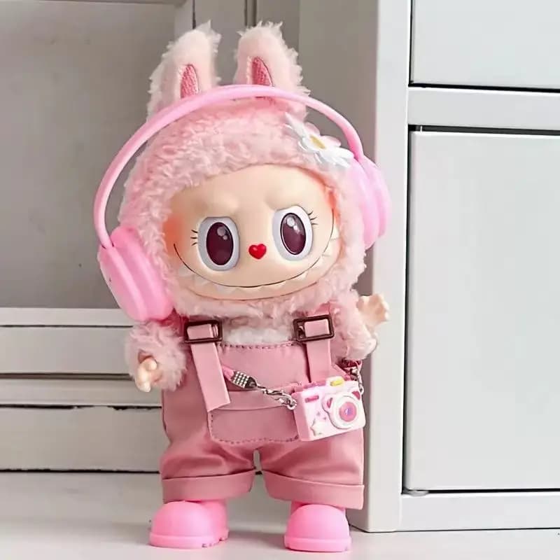 Pour un ensemble de vêtements Labubu comprend des pantalons et des accessoires avec ceinture et des 