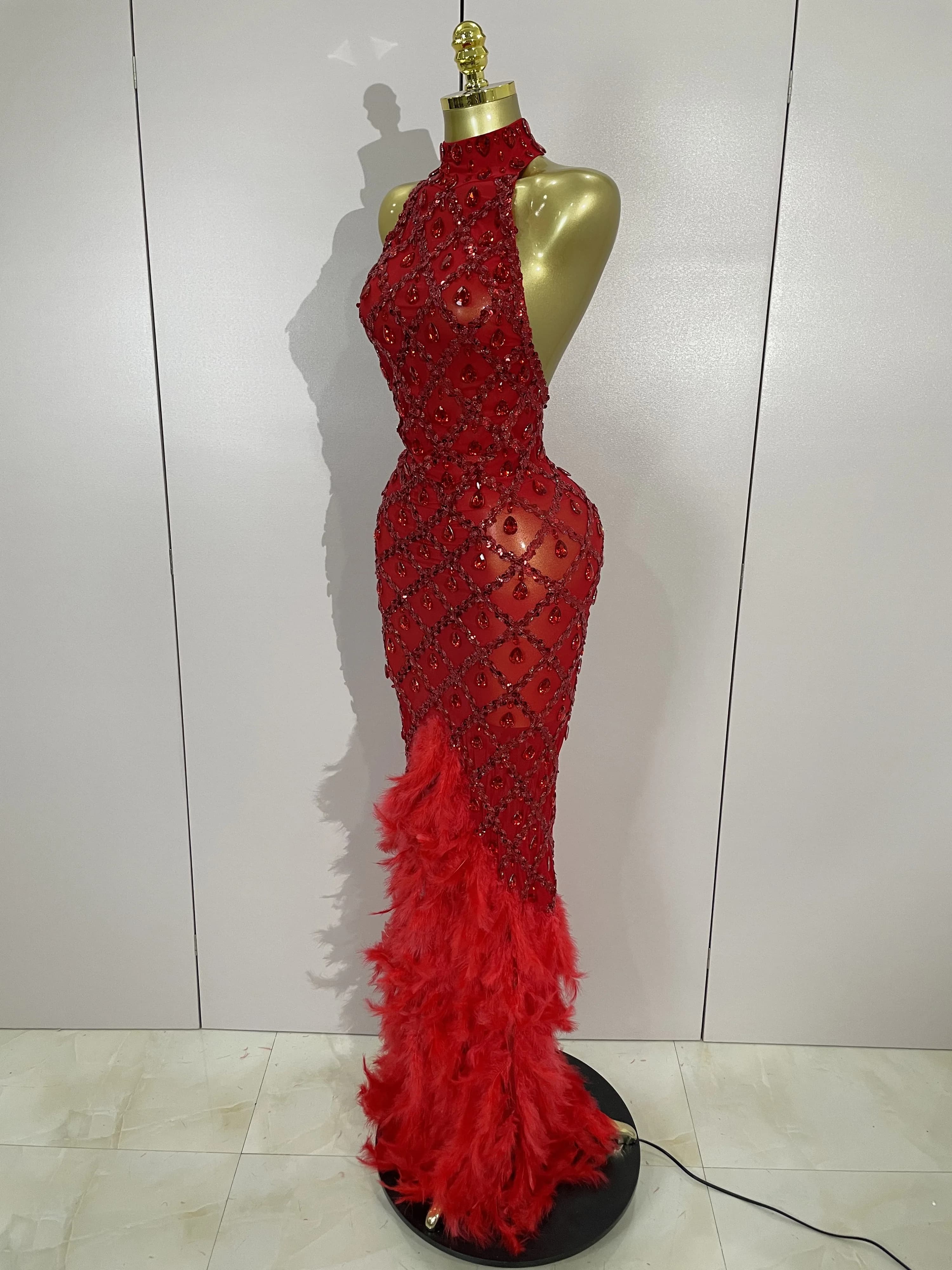 Luxe brillant rouge strass plume Sexy maille voir à travers longue robe femmes anniversaire soirée d