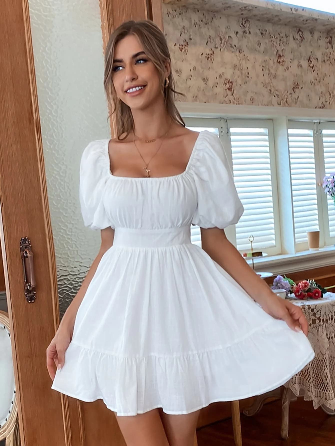Robe d'été blanche à volants et dos nu, tenue froncée, couleur unie, volants dans le dos, manches bo
