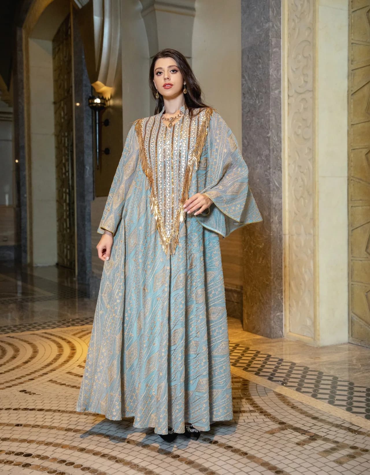 Abaya musulman de luxe de Style dubaï, vert clair avec des embellissements de paillettes dorées et b