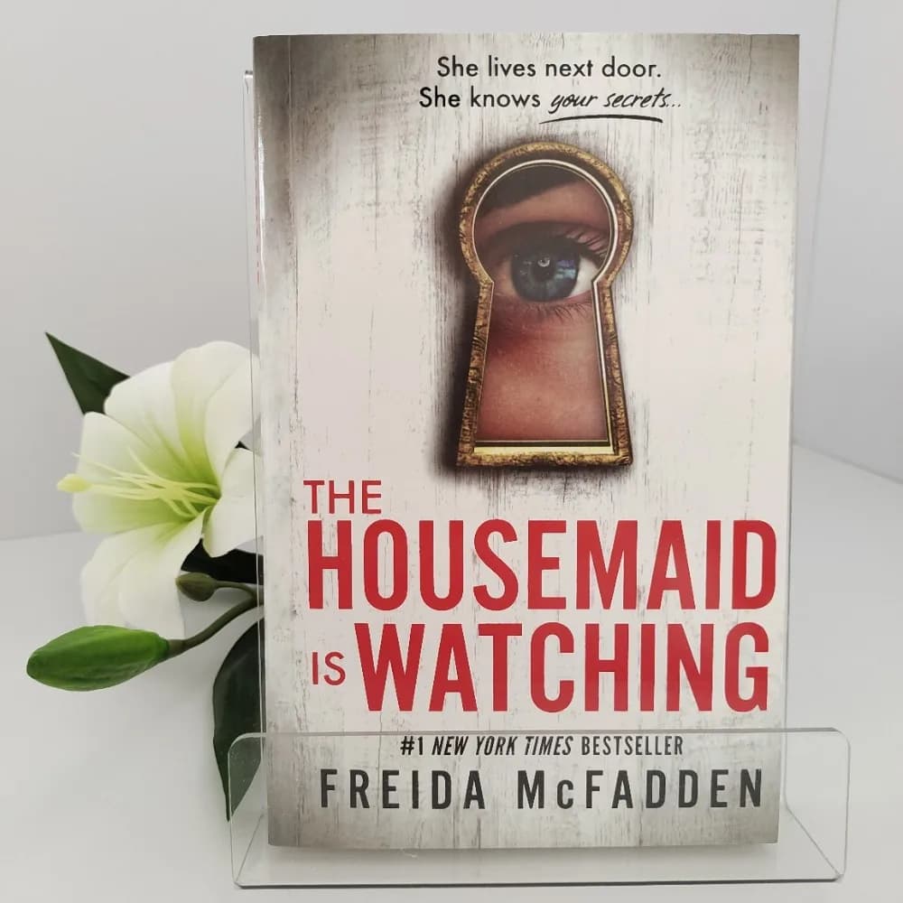 La femme de ménage regarde par Freida McFadden |   Un thriller glacant sur le serviteur parfait avec