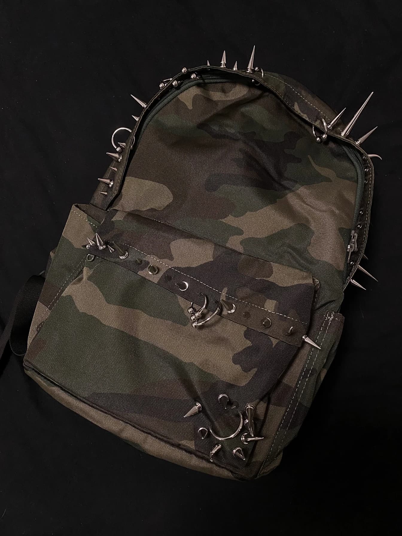 Sac à dos imprimé camouflage à rivets punk pour hommes et femmes, sac à dos conçu à la mode