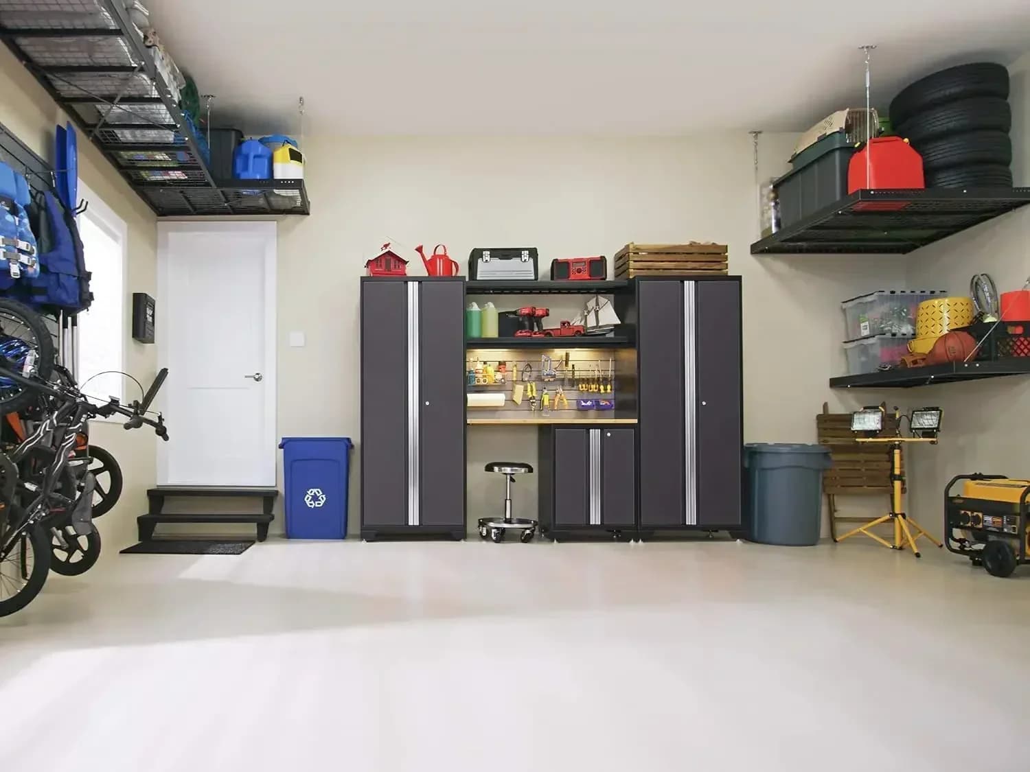 Offre Spéciale : Série Bold, Ensemble de 10 Armoires de Garage en Acier Gris avec Plan de Travail en