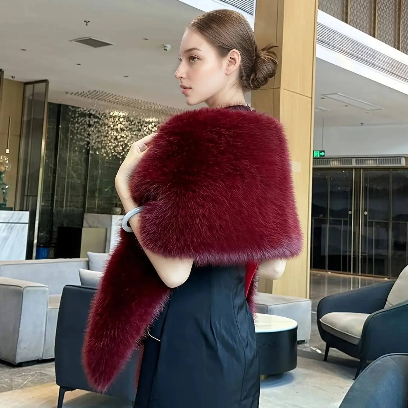 Un châle de mode pour femmes en fausse fourrure de renard en polyester fait à la main pour les maria