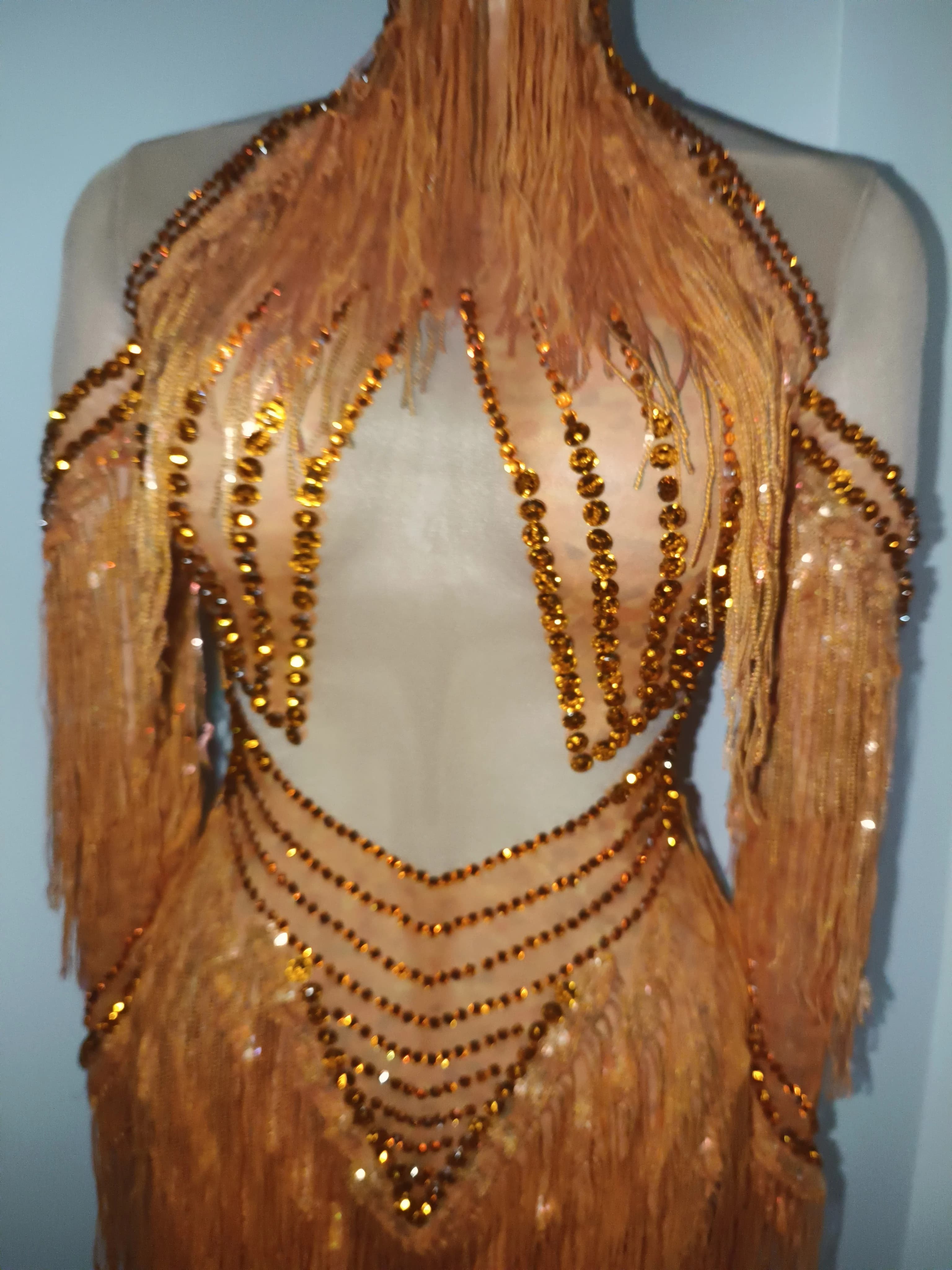 Robe transparente en maille à manches longues avec pompons orange et diamants scintillants pour femm
