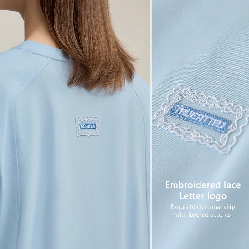 T-shirt Amii Femme Été 2026 Nouveau Col Rond Fente Latérale Coton Broderie Lettre Dentelle Accent Te