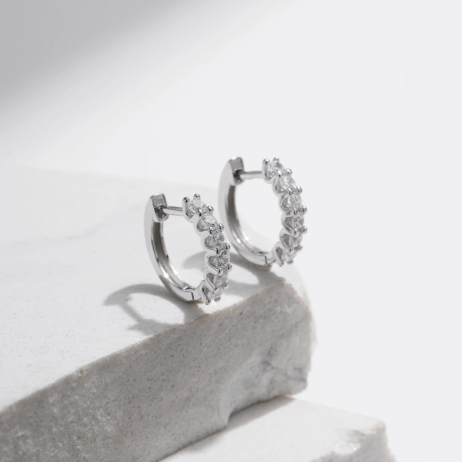 MODIAN D couleur Moissanite petites boucles d'oreilles en argent Sterling 925 creux scintillant bouc
