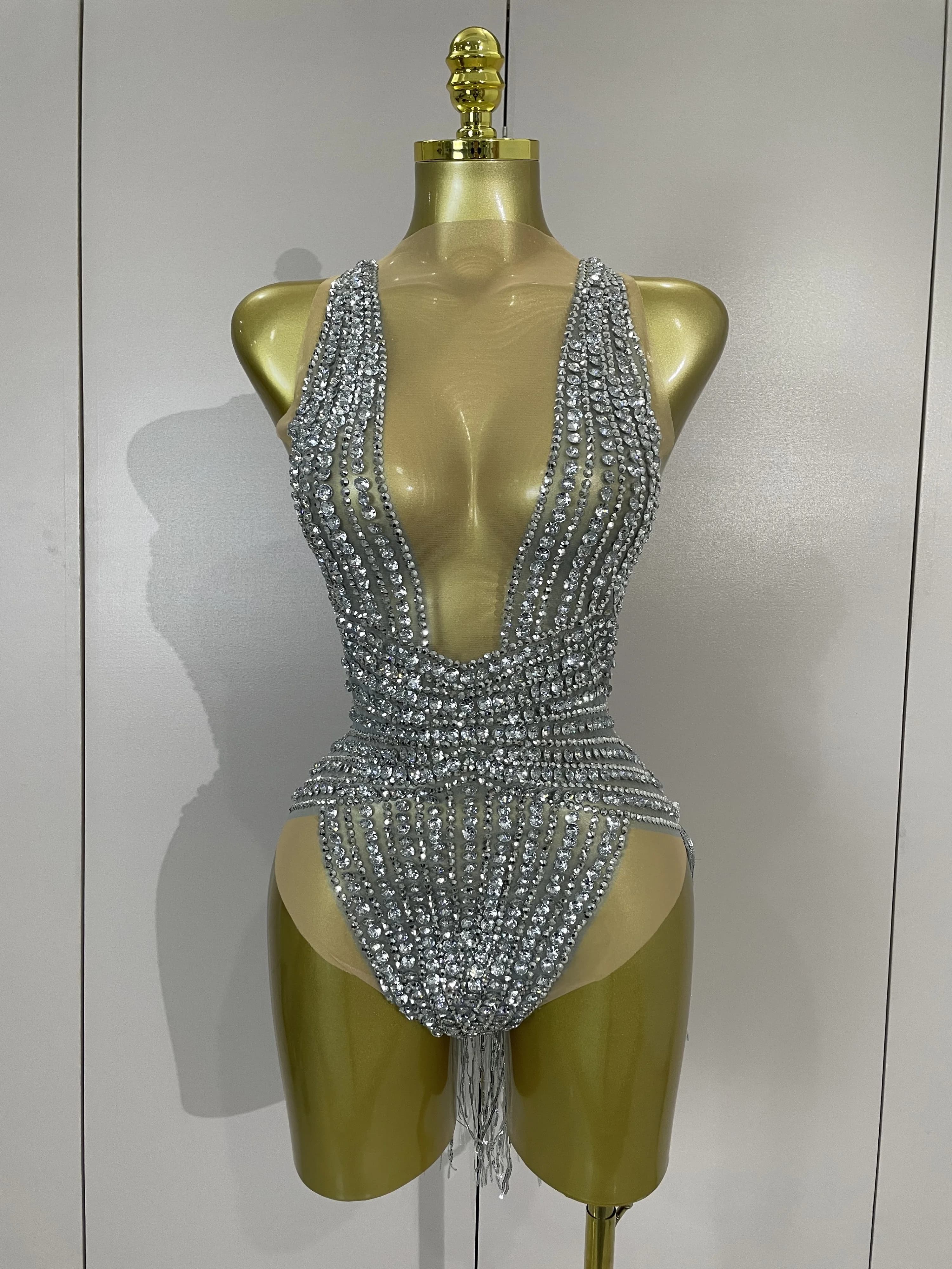 Body en résille transparente de luxe, orné de paillettes argentées et de diamants, avec franges, pou
