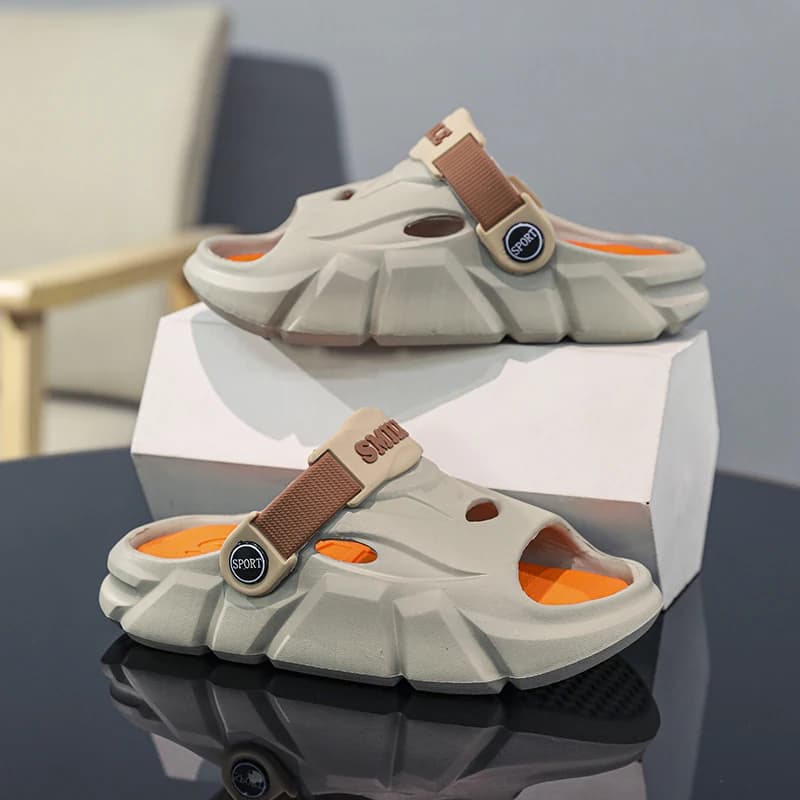 Une paire de chaussons d'été à bout ouvert pour enfants, chaussures de plage douces, confortables et