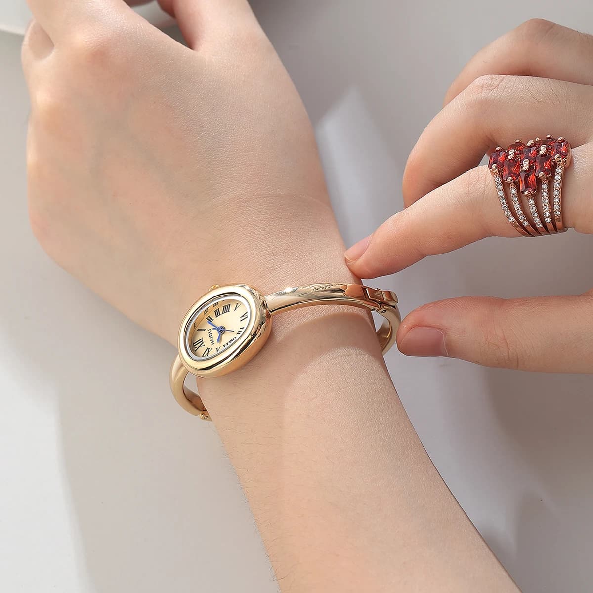 Montre pour femme décontractée, polyvalente, simple et à la mode avec affichage à l'échelle romaine