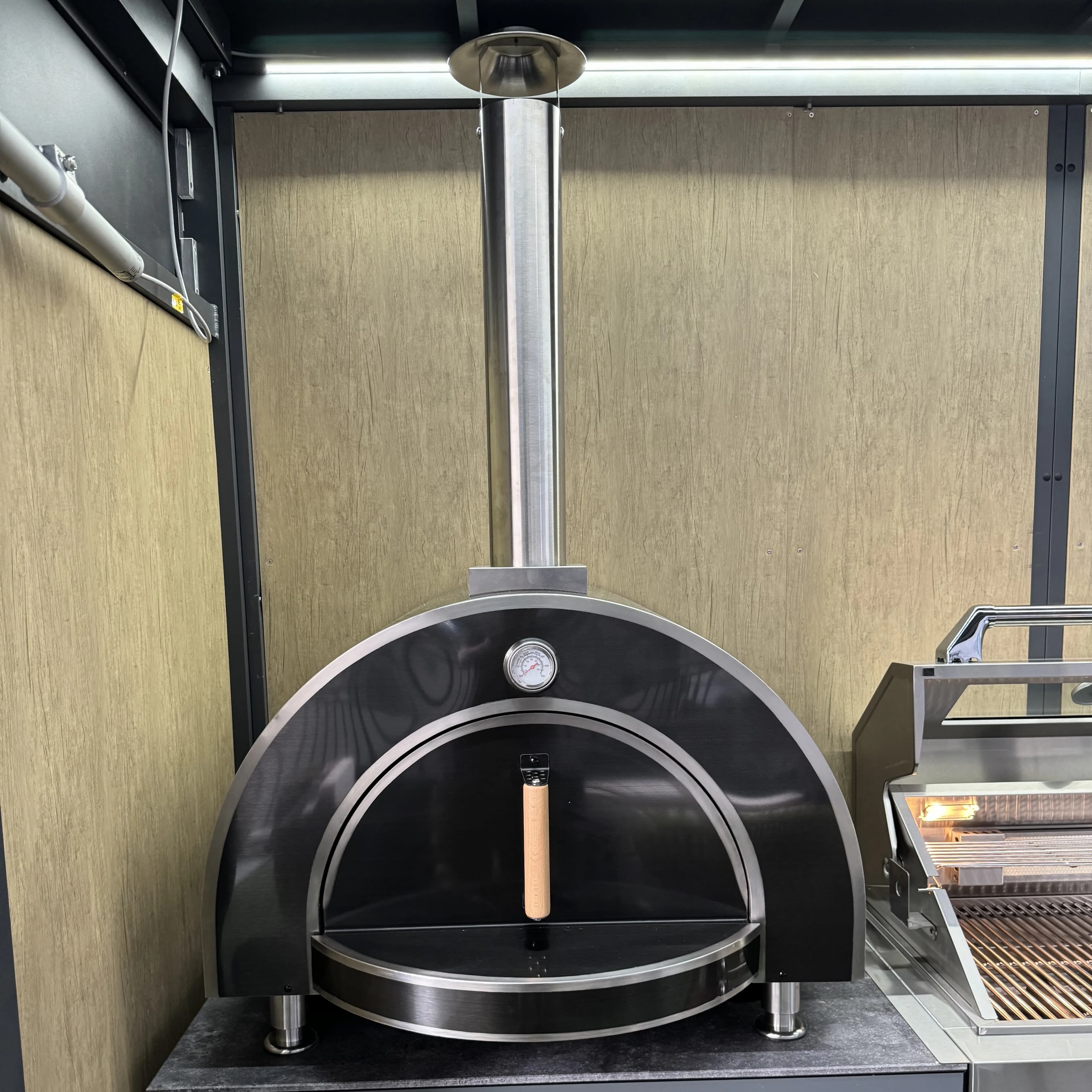 Four à pizza italien de table avec design de porte en arche incurvée, gain de place sur le comptoir 