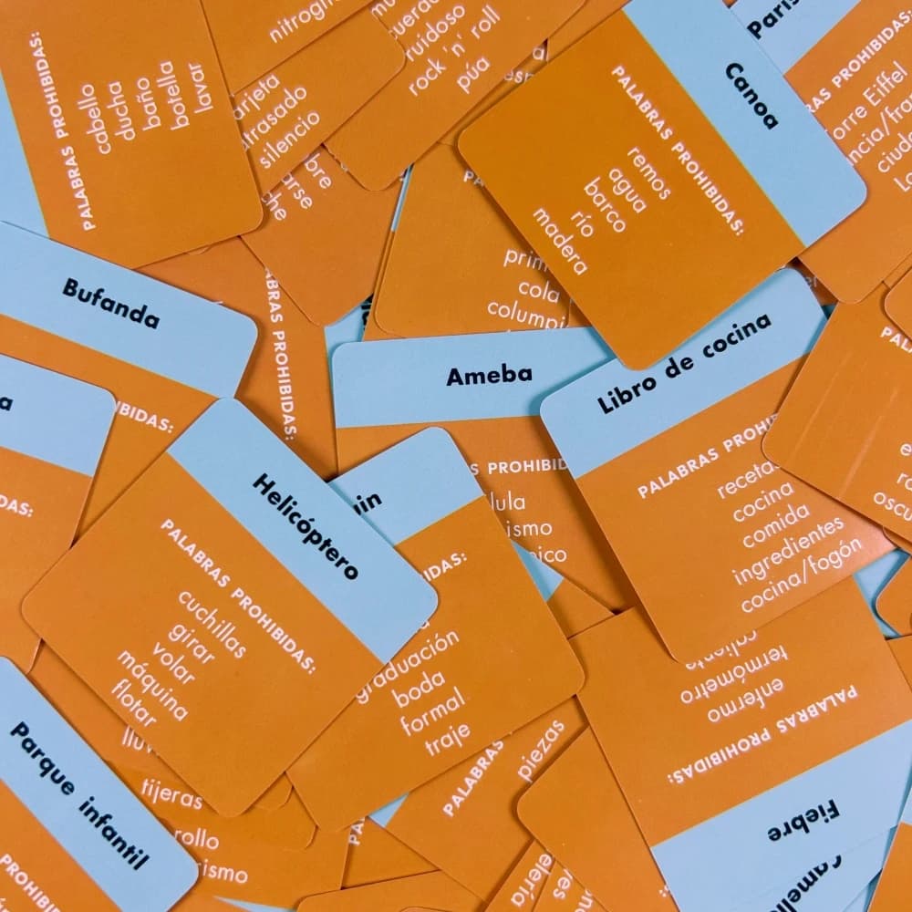 Jeu de société espagnol de devinettes de mots, format mini 5,5x5,5 cm – 50 cartes de vocabulaire « D