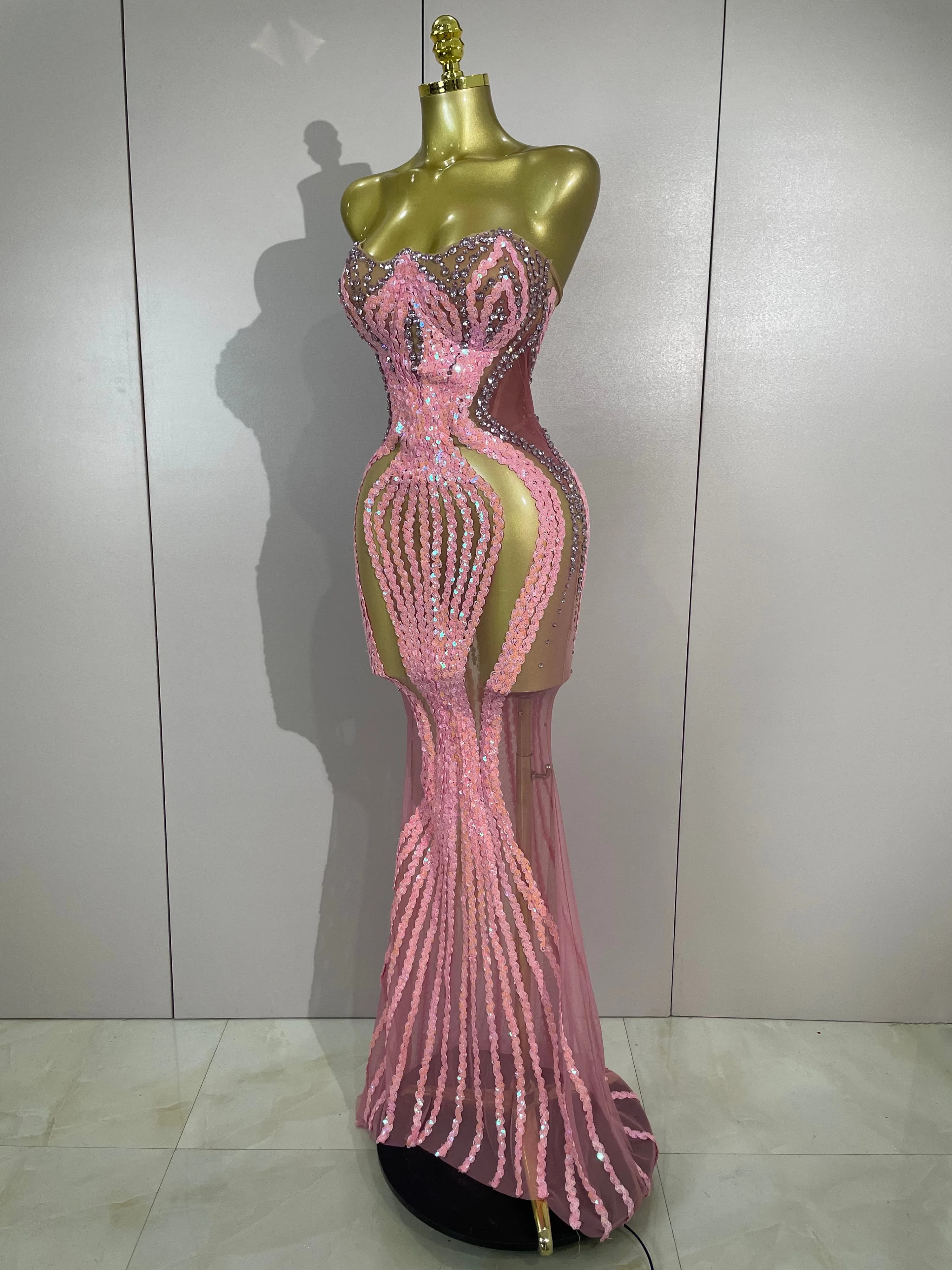 Robe longue sexy scintillante rose avec strass et paillettes, sans bretelles, en maille transparente