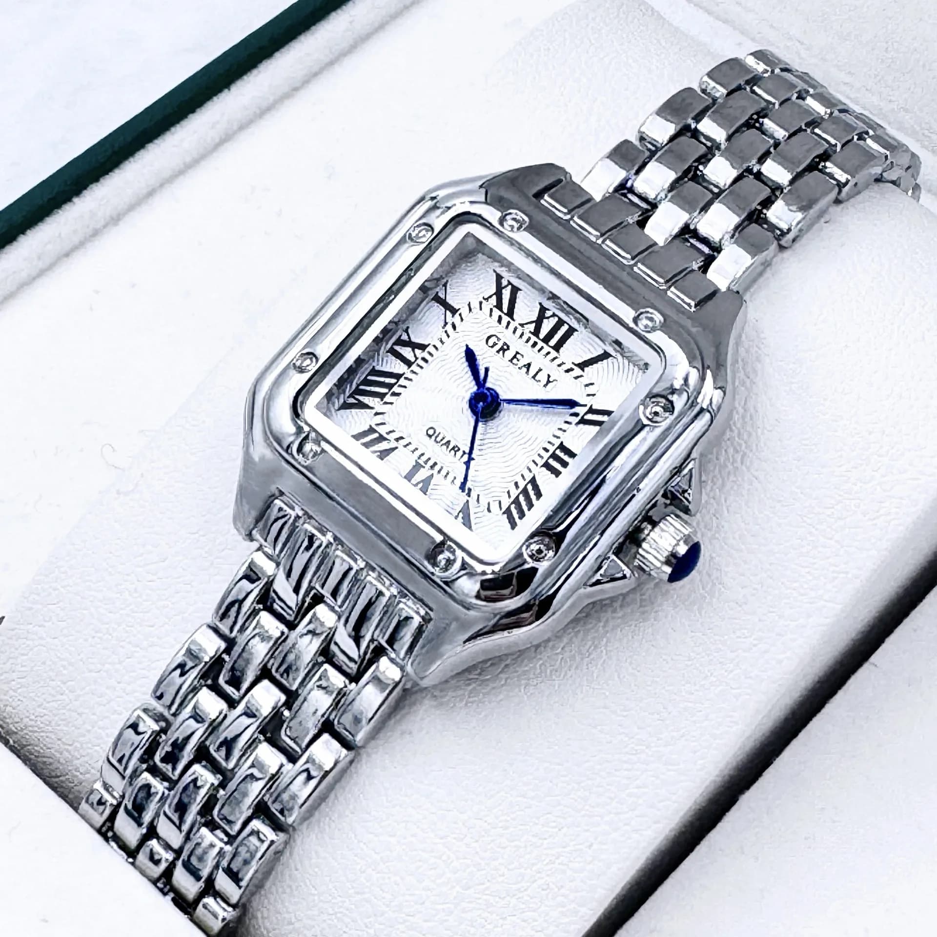 Nouvelles femmes montre lumière marque de luxe affaires or acier inoxydable dames mode montres à Qua