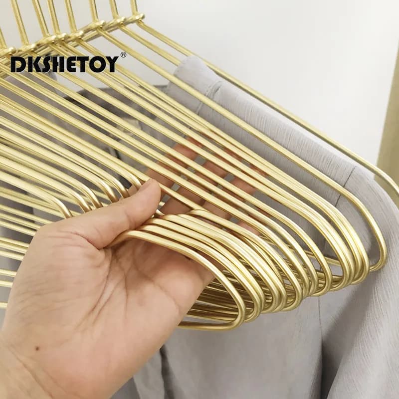 Cintres en métal délicat, argent, or, léger et robuste, pour suspendre des chemises, des T-Shirts et