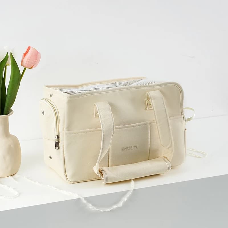 Les animaux de compagnie sortir et emballer les chiots. Les sacs portables à une épaule conviennent 
